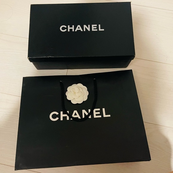 “LIKE NEW” CHANEL Lambskin Black Espadrilles - Picture 2 of 16